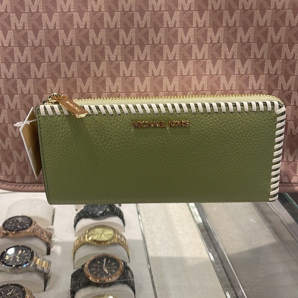 Michael Kors Jet Set Travel Large Pebble Leather Quarter-Zip Wallet
NWT - Picture 10 of 16